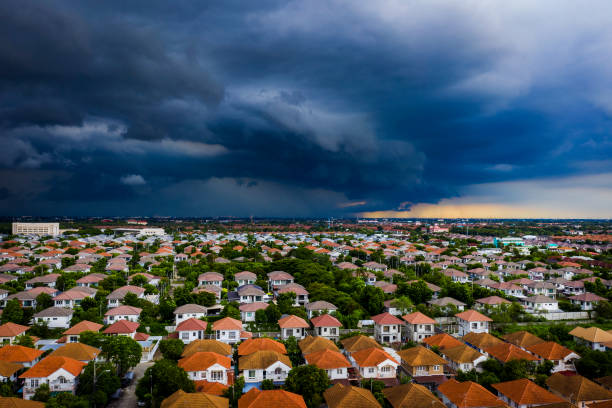 Commercial real estate skyline reflecting interest rate risks and market uncertainty