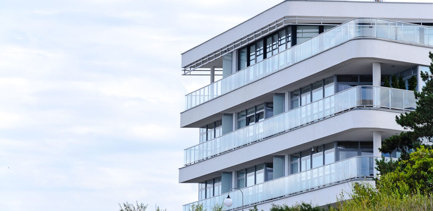 Chicago multifamily apartment building representing Class 3 commercial real estate properties affected by the 2024 assessments.