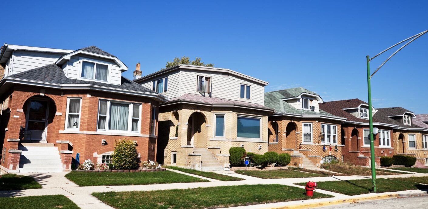 Homes for sale on a Chicago street during the fall 2026 housing market