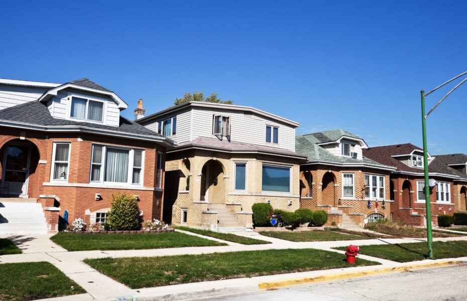 Homes for sale on a Chicago street during the fall 2026 housing market
