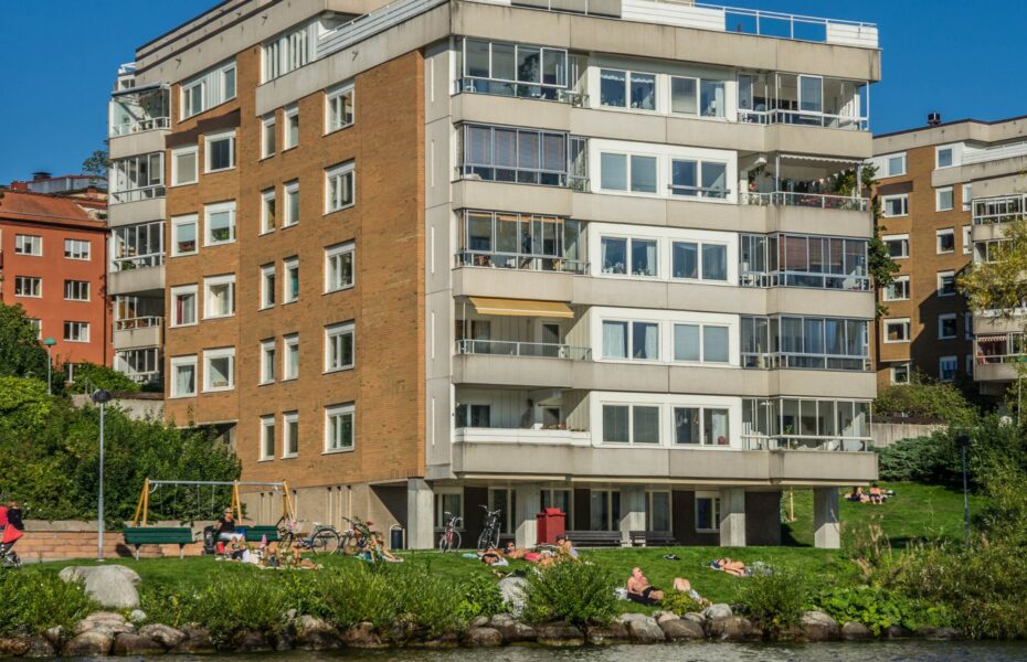 Brick courtyard apartment building in Chicago, the subject of a multifamily appraisal